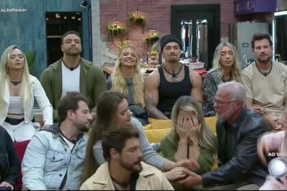 Casais Ana Paula e Antony, Giovanna e Diego e Talira e Rafael Pessina sentados no banquinho da 1ª DR do Power Couple Brasil 7