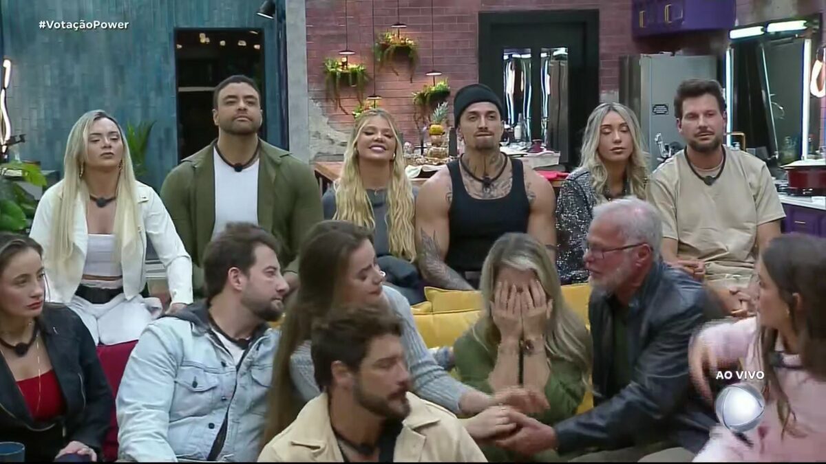 Casais Ana Paula e Antony, Giovanna e Diego e Talira e Rafael Pessina sentados no banquinho da 1ª DR do Power Couple Brasil 7