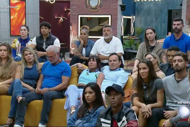 Fran e Junior, Sílvia e André e Carol e Radamés no banquinho da 4ª DR do Power Couple Brasil 7