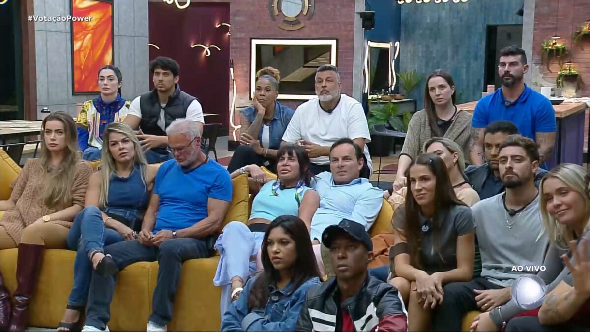 Fran e Junior, Sílvia e André e Carol e Radamés no banquinho da 4ª DR do Power Couple Brasil 7