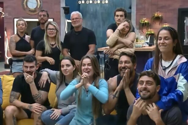 Casais sentados na sala do Power Couple Brasil esperando o resultado da 5ª Prova dos Homens