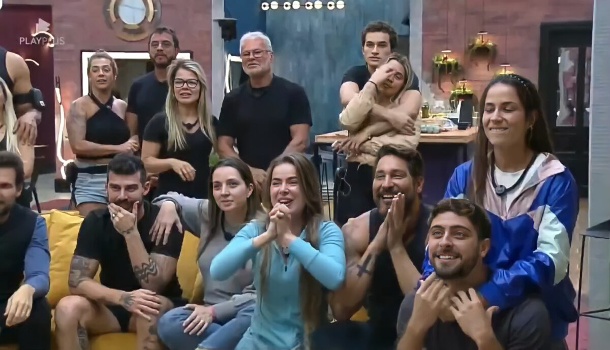 Casais sentados na sala do Power Couple Brasil esperando o resultado da 5ª Prova dos Homens