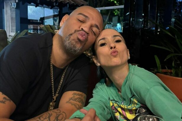Adriano Imperador e Tatá Werneck em foto posada em um restaurante