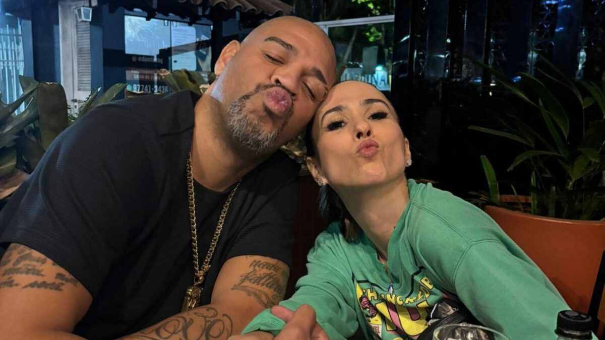 Adriano Imperador e Tatá Werneck em foto posada em um restaurante