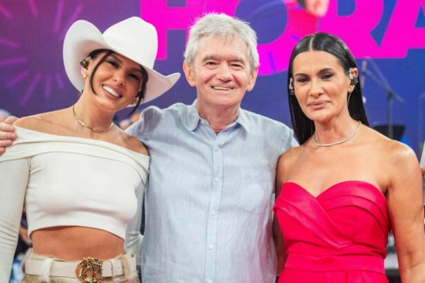 Ana Castela, Serginho Groisman e Michele Castela no cenário do Altas Horas