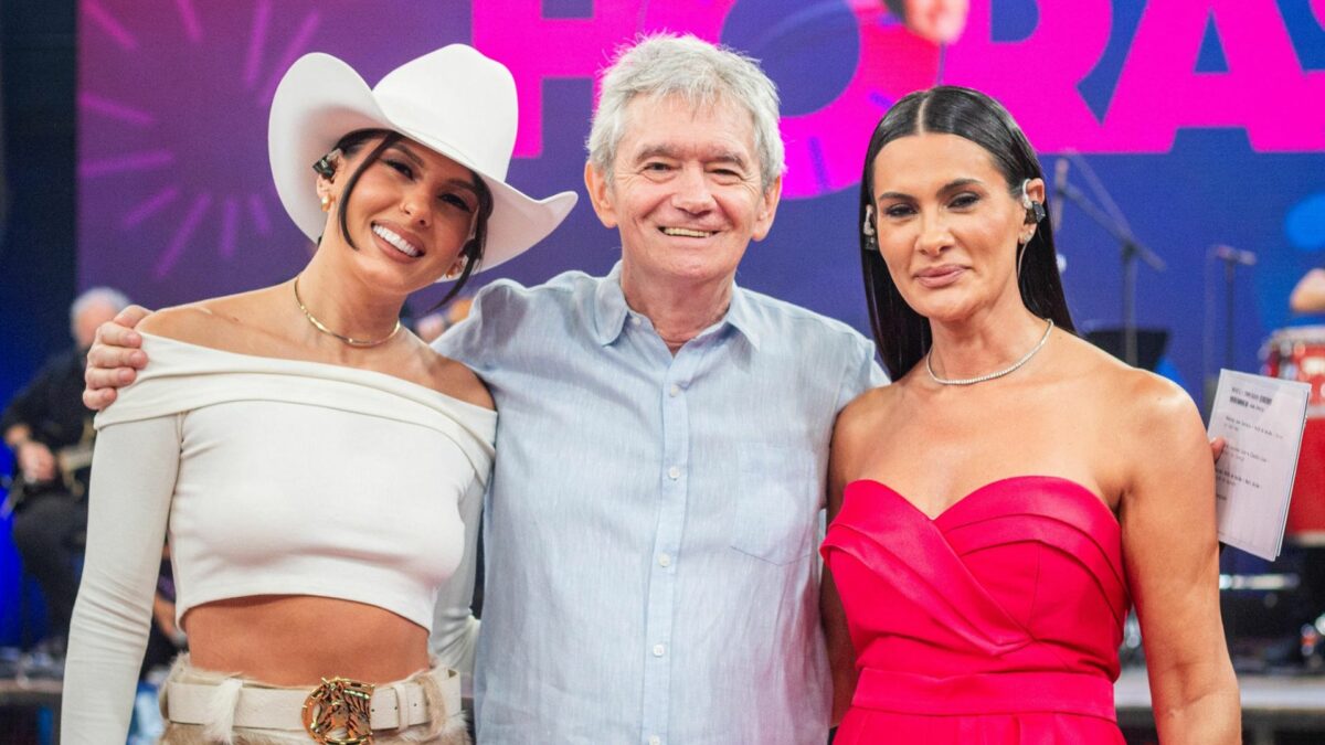 Ana Castela, Serginho Groisman e Michele Castela no cenário do Altas Horas