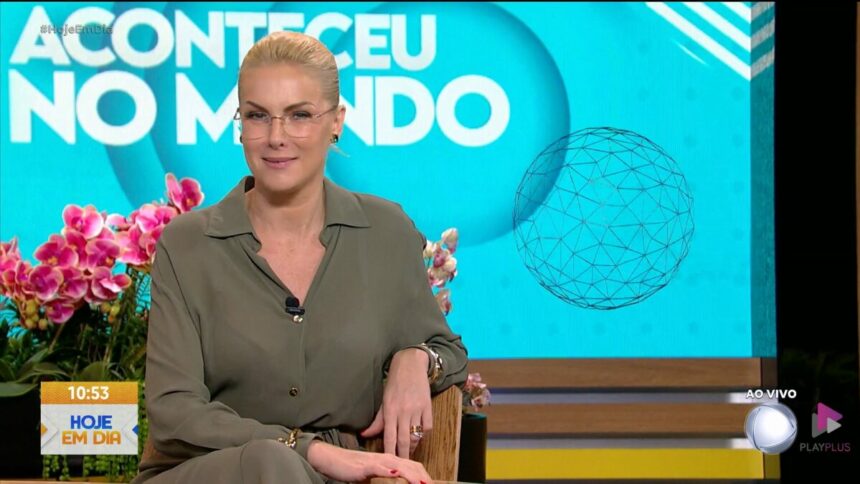 Ana Hickmann sentada no sofá do Hoje em Dia