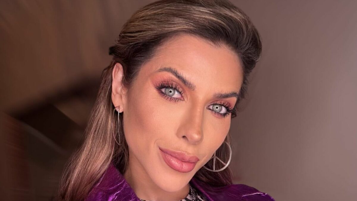 Ana Paula Minerato em foto posada