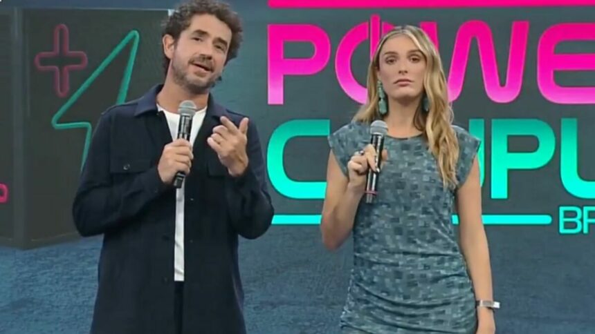 Felipe Andreoli e Rafa Brites no palco do Power Couple Brasil 7