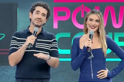 Felipe Andreoli e Rafa Brites no cenário do Power Couple