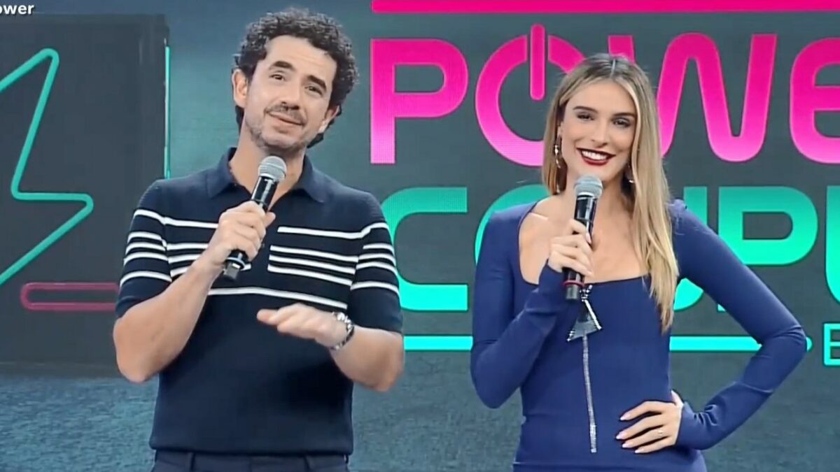Felipe Andreoli e Rafa Brites no cenário do Power Couple