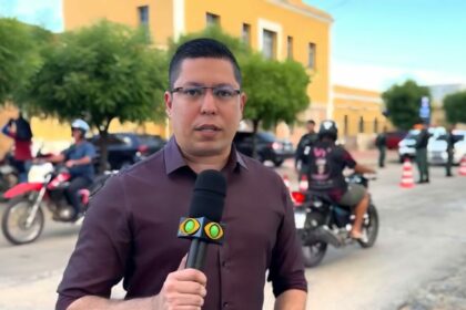 Adnson Lima em uma gravação nas ruas do Ceará segurando o microfone da Band