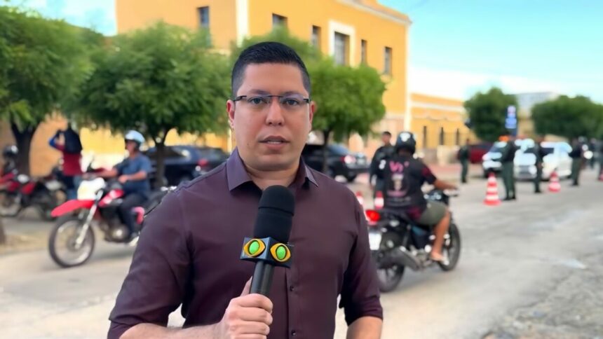 Adnson Lima em uma gravação nas ruas do Ceará segurando o microfone da Band