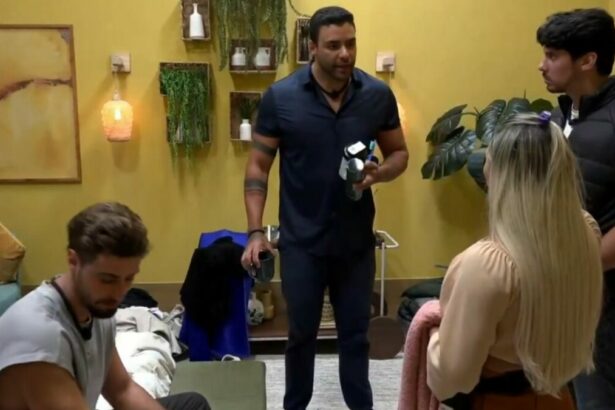 Antony, Eike, Ana Paula e Junior em conversa no quarto do Power Couple