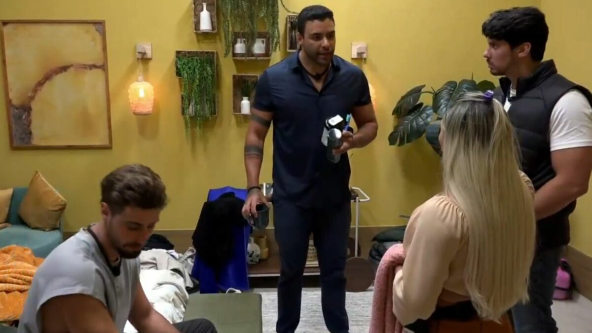 Antony, Eike, Ana Paula e Junior em conversa no quarto do Power Couple