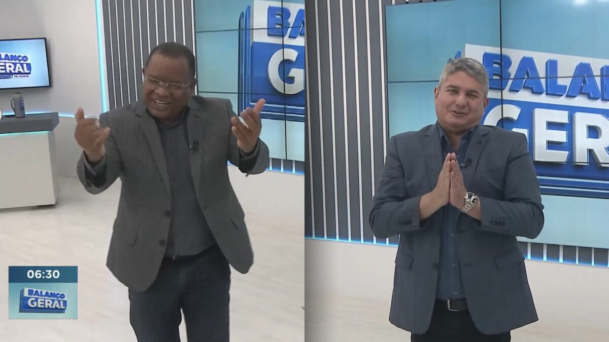 Evenilson Santana de terno preto e chamando os telespectadores do Balanço Geral Manhã. Ele está sorridente. Ao lado, o apresentador Gernand Lopes vestindo terno cinza claro e juntando as mãos em sinal de agradecimento pela audiência do Balanço Geral PE