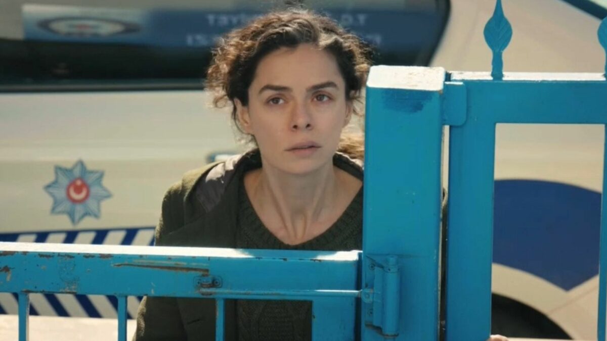 Bahar na delegacia, em trecho do capítulo de Força de Mulher
