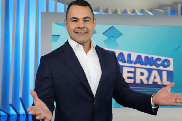 Tino Junior com os braços abertos e feliz no cenário do Balanço Geral RJ
