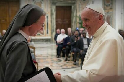Papa Francisco interagindo com uma freira, em trecho do documentário 'Um de Nós – Vida e Legado do Papa Francisco'