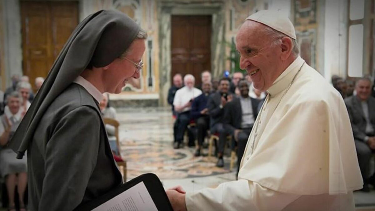 Papa Francisco interagindo com uma freira, em trecho do documentário 'Um de Nós – Vida e Legado do Papa Francisco'
