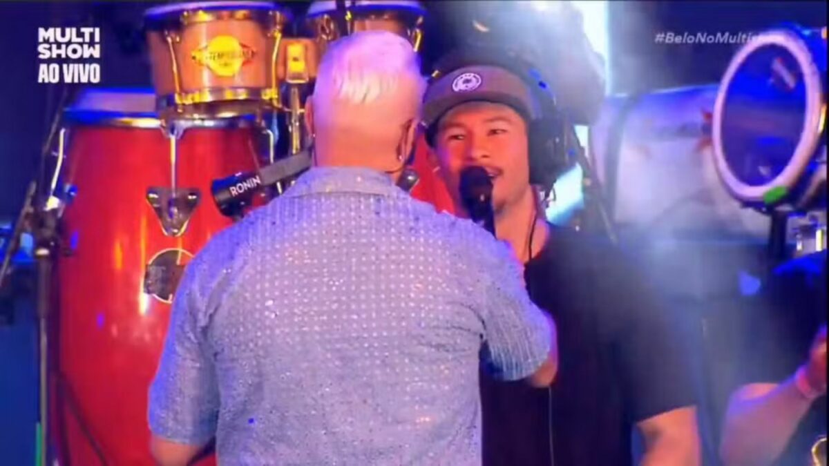 Belo e cinegrafista cantor em trecho de show ao vivo no Multishow