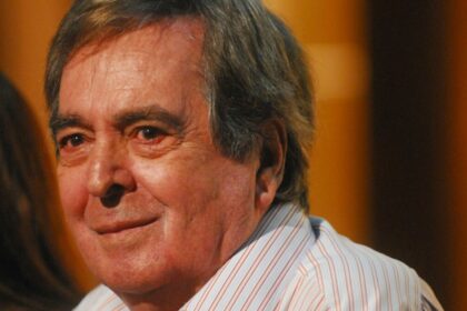 Benedito Ruy Barbosa sorridente em foto posada