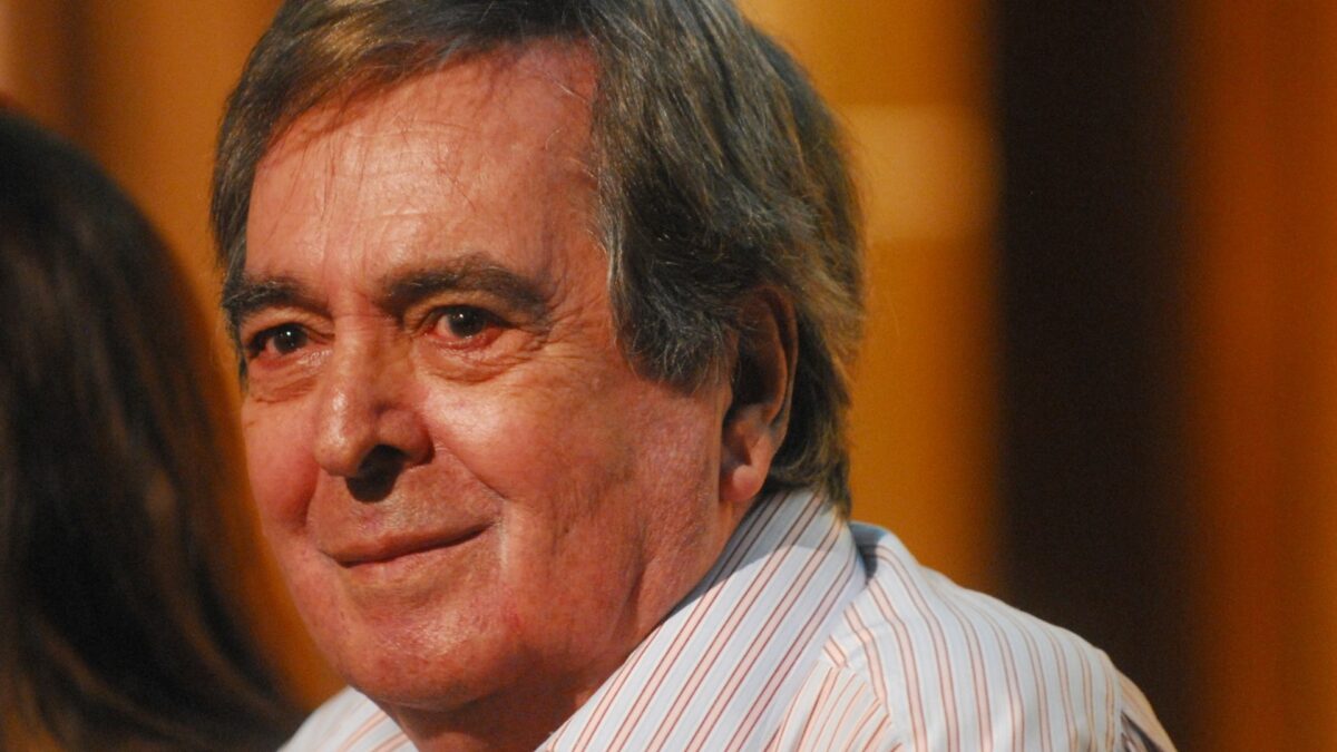 Benedito Ruy Barbosa sorridente em foto posada