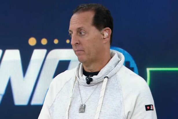 Benjamin Back, de moletom branco, em trecho do Arena SBT