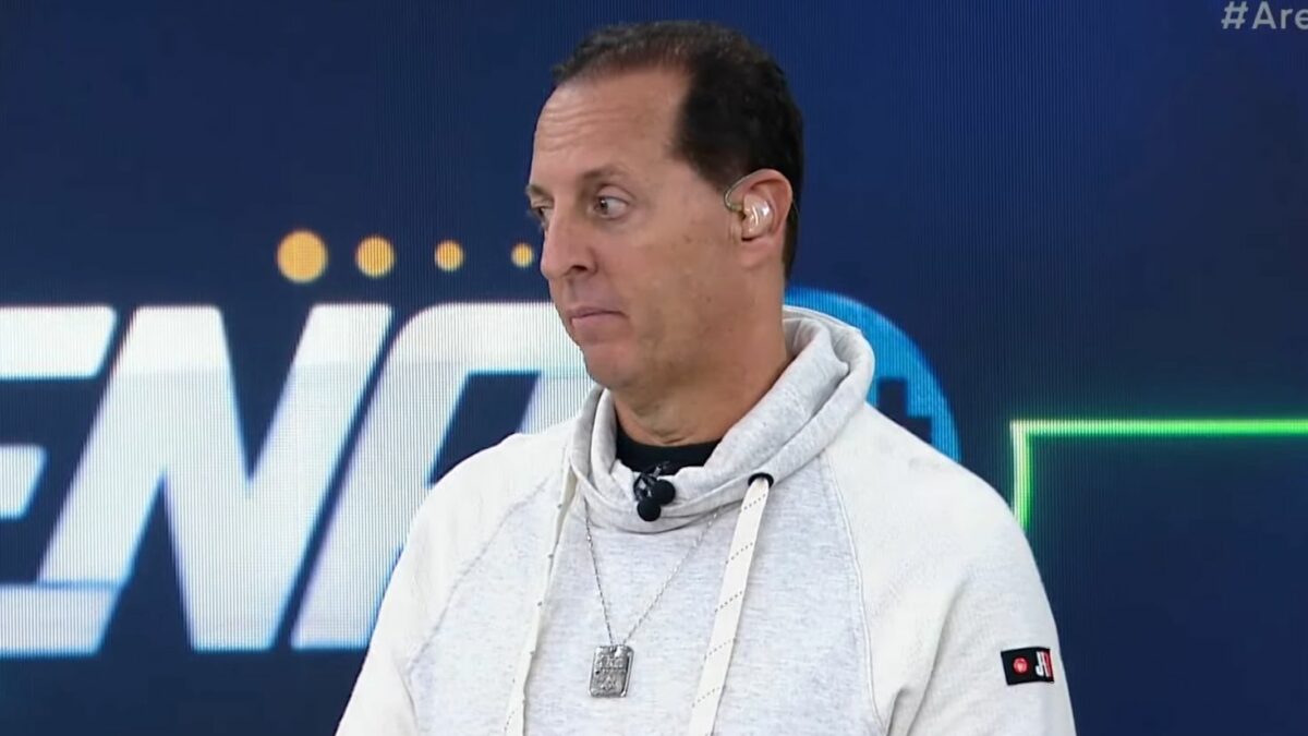 Benjamin Back, de moletom branco, em trecho do Arena SBT