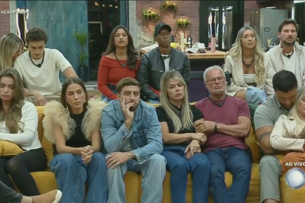Bia e Gui, Emilyn e Neguinho, Tali e Pessina sentados no banquinho da DR, com os demais casais a frente do Power Couple