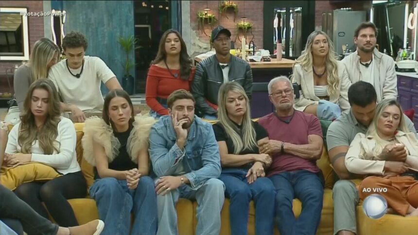 Bia e Gui, Emilyn e Neguinho, Tali e Pessina sentados no banquinho da DR, com os demais casais a frente do Power Couple
