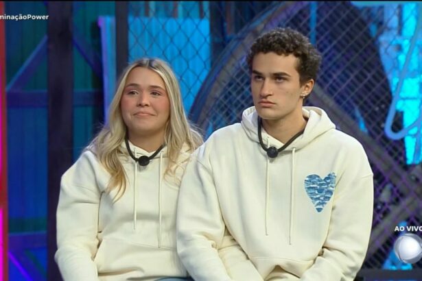 Bia e Gui sentados no palco do Power Couple