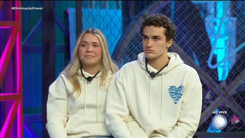 Bia e Gui sentados no palco do Power Couple