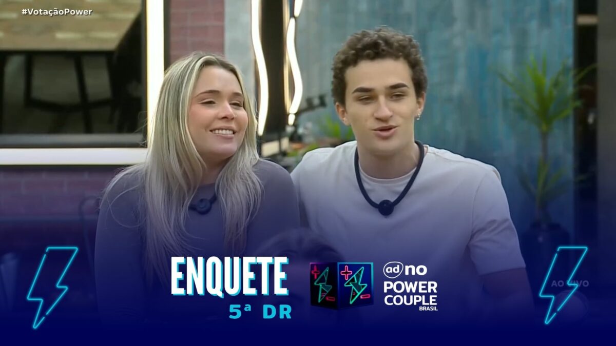 Bia e Gui na arte da enquete do Power Couple, sentados na sala da Mansão Power