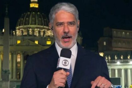 Bonner apresentando o JN direto da Praça São Pedro, no Vaticano