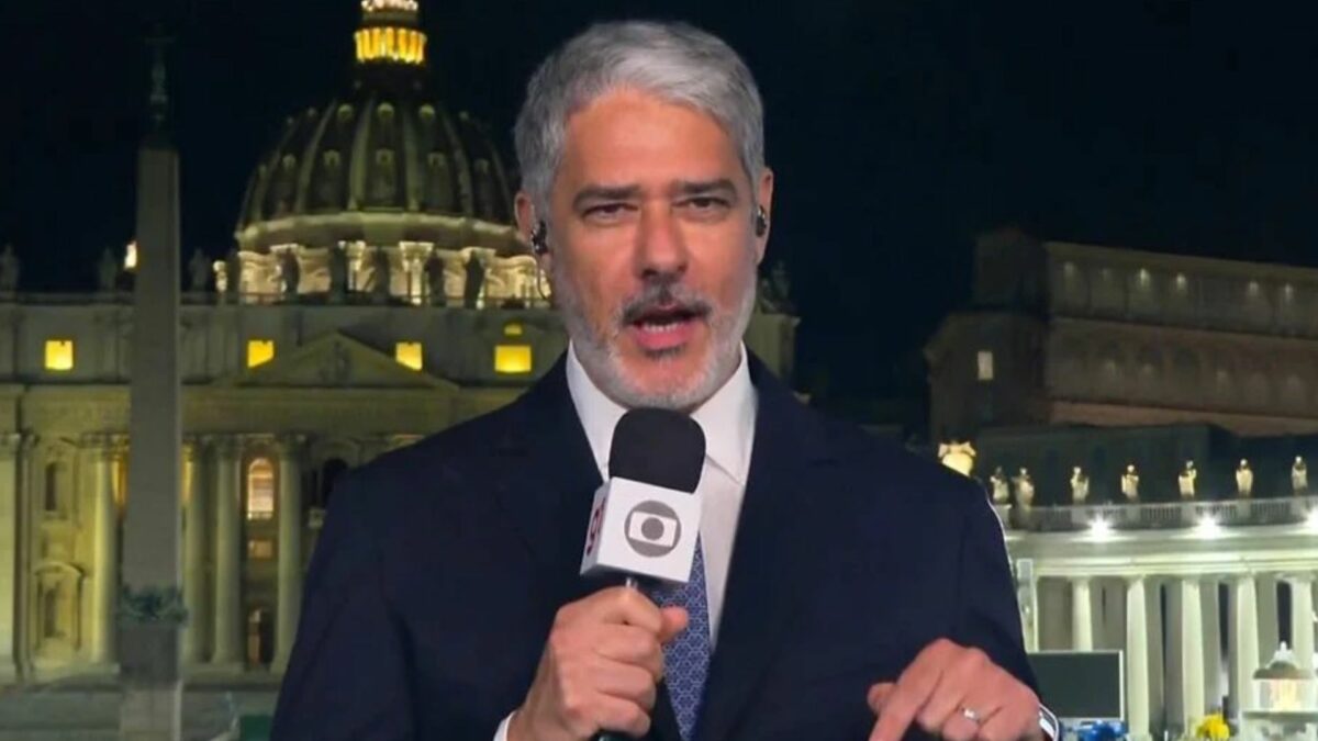 Bonner apresentando o JN direto da Praça São Pedro, no Vaticano