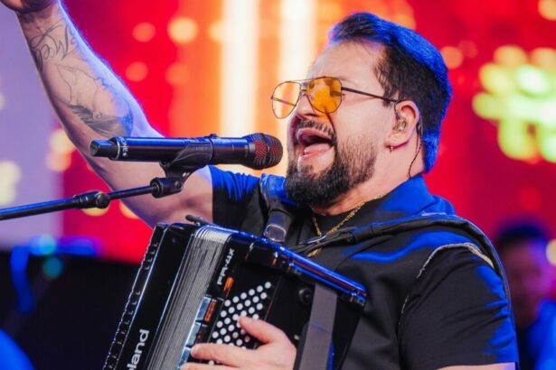 Cantor Marrone, tocando sanfona, em trecho de um show