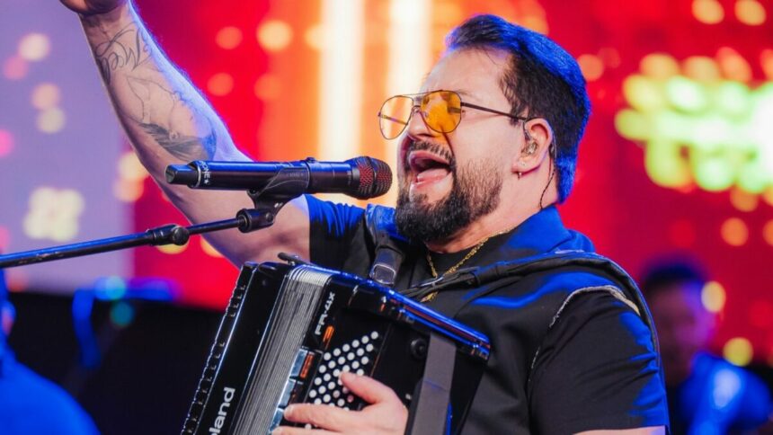 Cantor Marrone, tocando sanfona, em trecho de um show