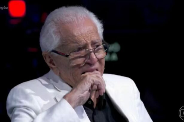 Carlos Alberto de Nóbrega chorando no palco do Domingão