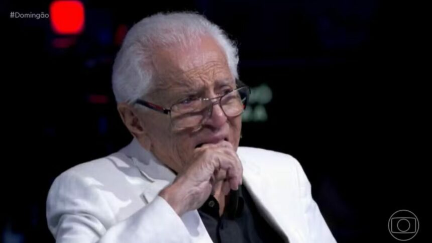 Carlos Alberto de Nóbrega chorando no palco do Domingão