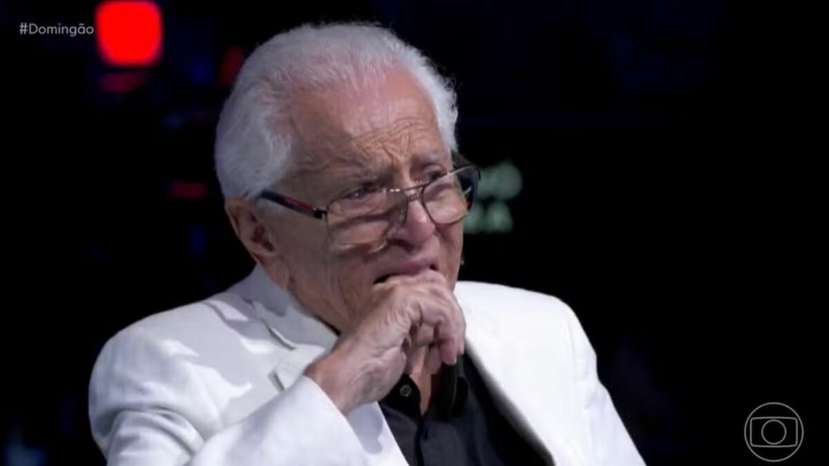 Carlos Alberto de Nóbrega chorando no palco do Domingão