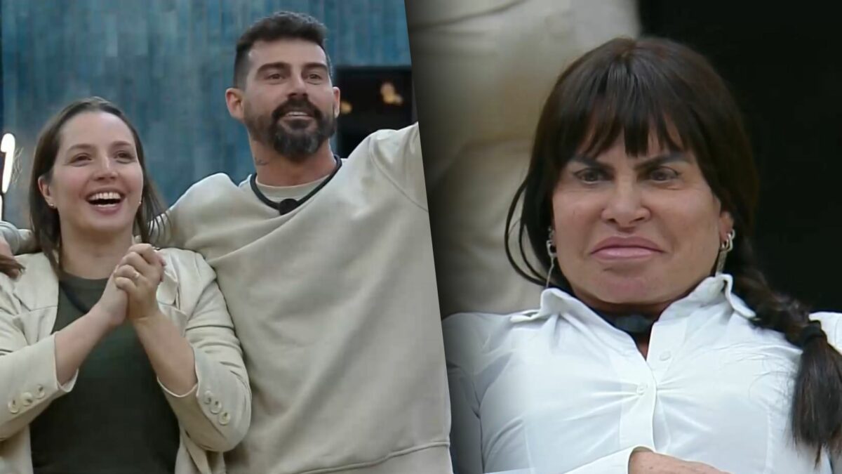 Carol e Radamés felizes na sala do Power Couple Brasil 7. Gretchen fica com cara de poucos amigos