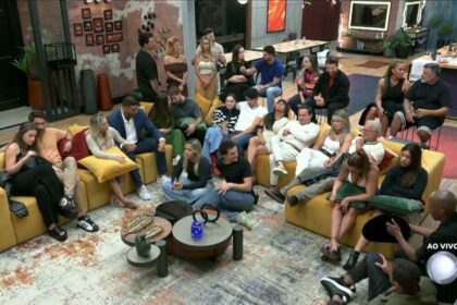 Casais reunidos na sala em trecho do Power Couple Brasil
