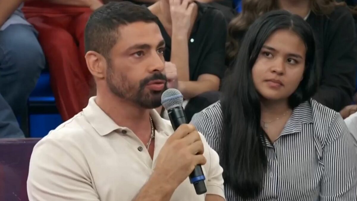 Cauã Reymond em trecho de participação de Altas Horas