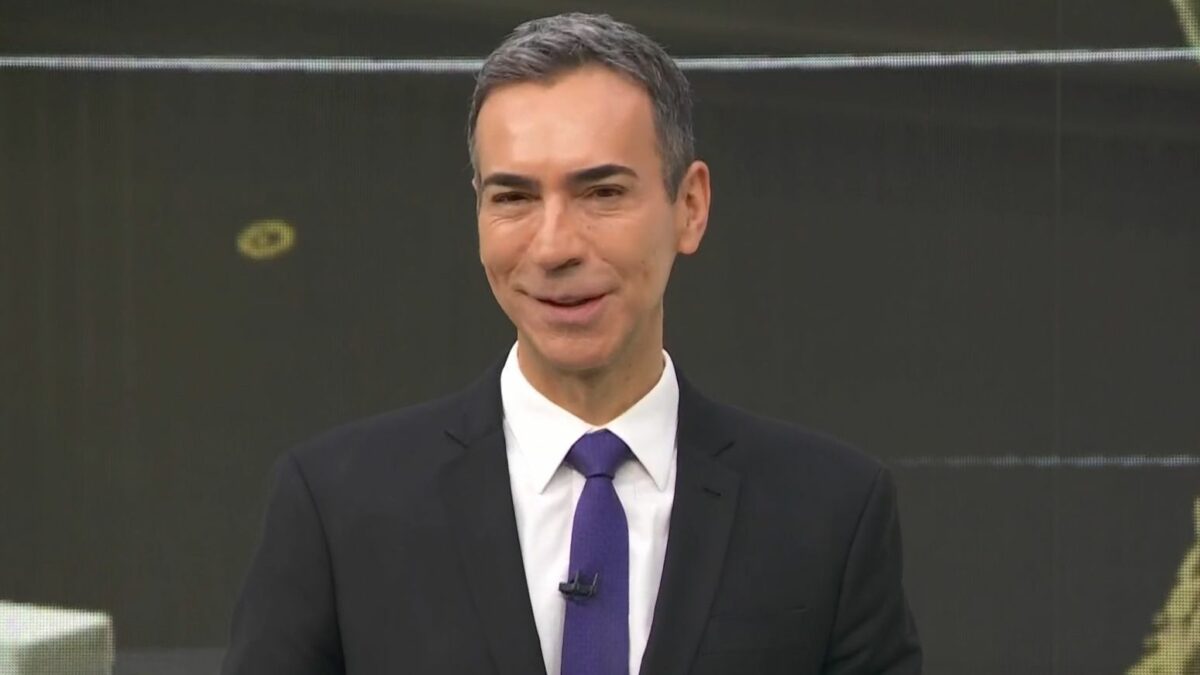 Cesar Tralli no cenário do Jornal Hoje