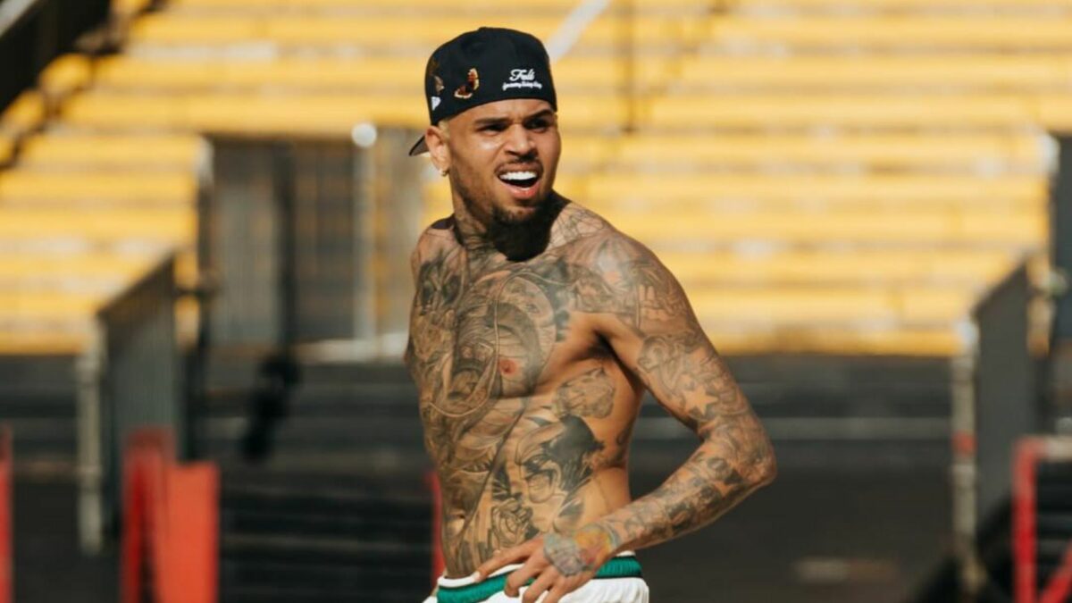 Chris Brown sem camisa e de boné