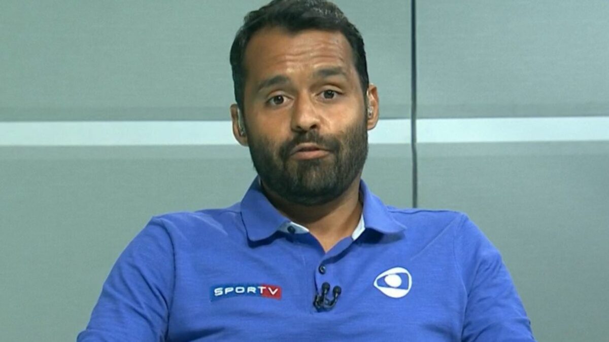 Conrado Santana com o uniforma da equipe de esportes da Globo