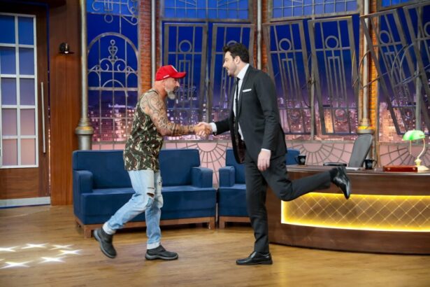 Cris Pereira cumprimenta Danilo Gentili no palco do The Noite