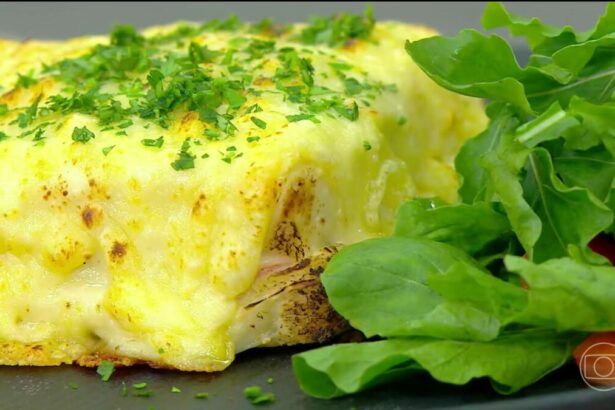 Croque-monsieur no prato do Mais Você acompanhado de folhas de alface