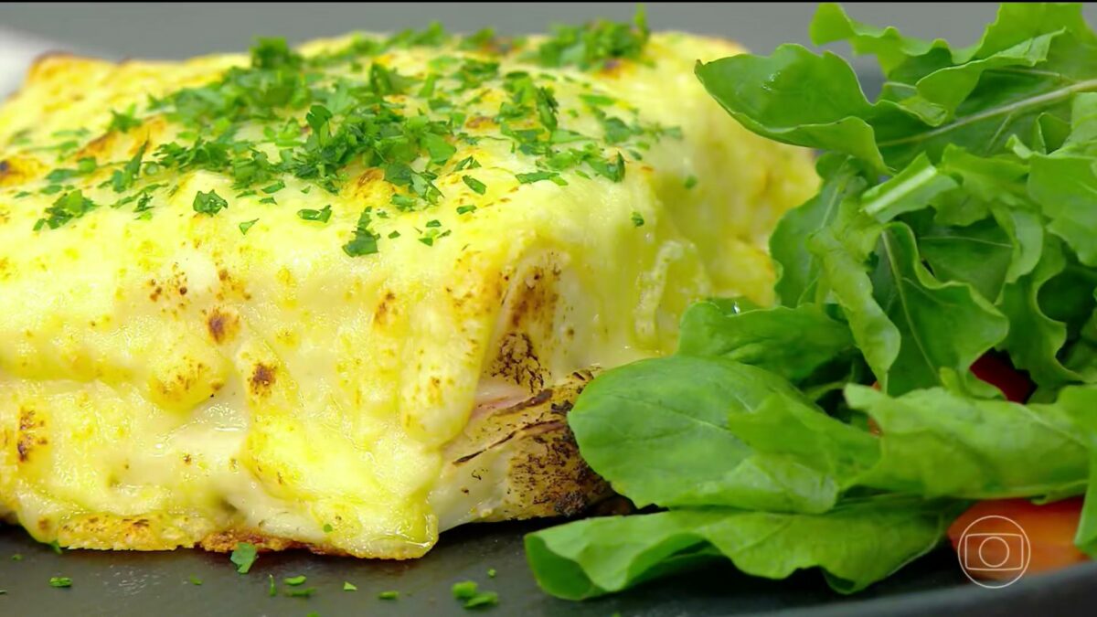 Croque-monsieur no prato do Mais Você acompanhado de folhas de alface